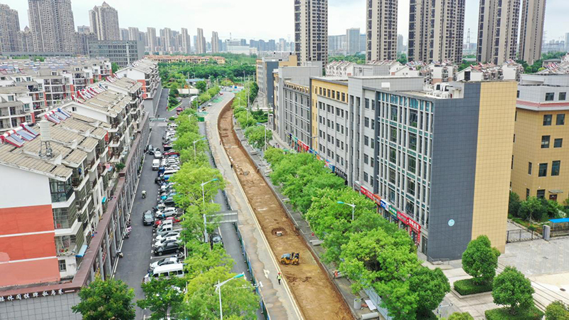 肥西上派镇佛光路北段正在进行雨污分流改造。张俊供图